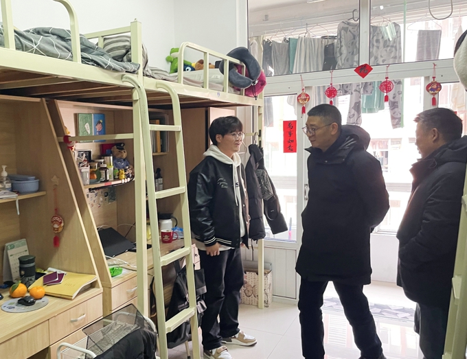校领导丁涛带队走访商学院学生宿舍1.jpg