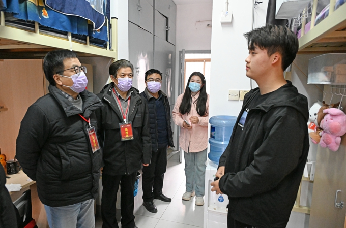 校领导郭王带队走访智能装备工程学院学生宿舍1.jpg
