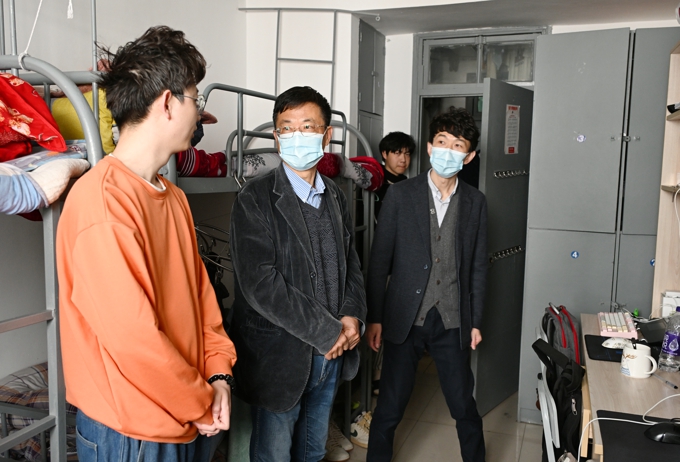 校领导吴健荣带队走访会计学院学生宿舍1.jpg