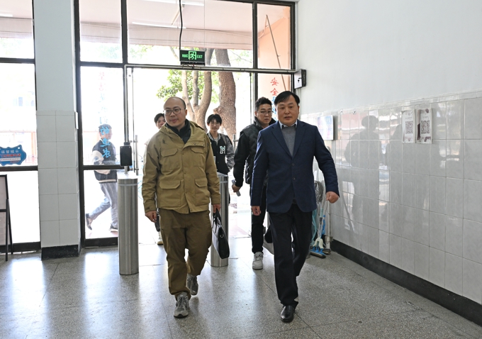 校领导毛兆宏带队走访智能建造学院学生宿舍1.jpg