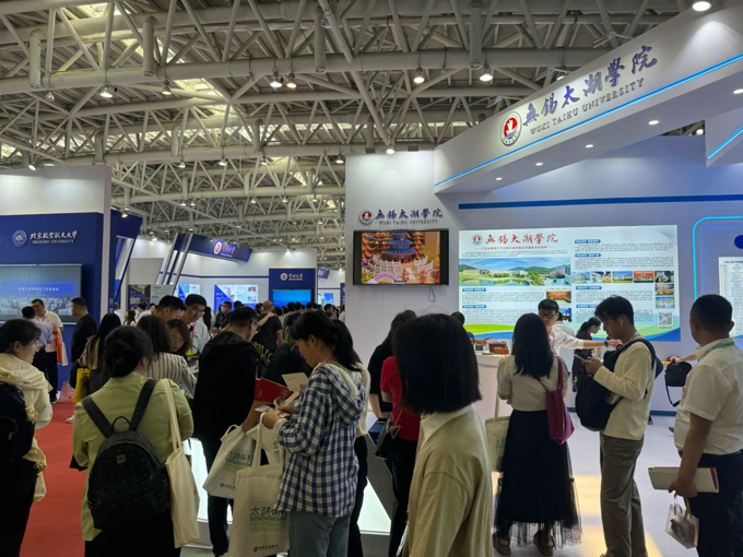 与名校同区亮相的太湖学院展台吸引了众多参展者.jpg