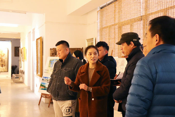 图2 邓慧老师介绍服装成品及企业文化在空间中的展现.jpg