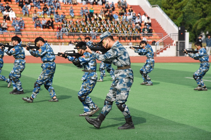 2021级新生开学典礼、军训成果汇报表演暨大学生成长导师聘任仪式今天举行32.jpg