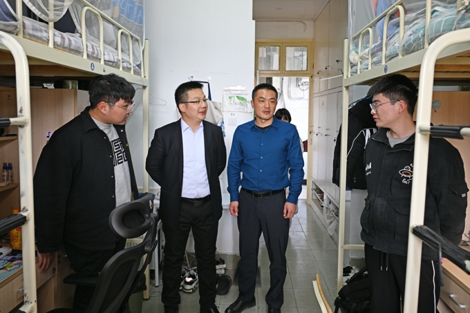 校领导阙明坤带队走访物联网工程学院学生宿舍1.jpg