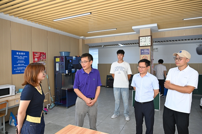 校领导带队深入“一站式”学生社区走访调研5.jpg