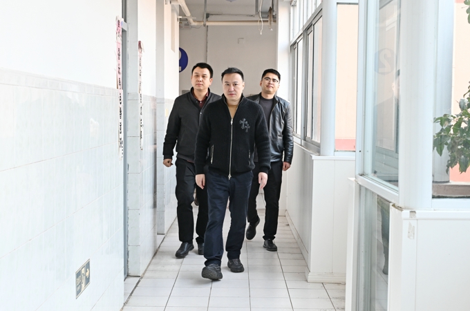 校长金成带队走访外国语学院学生宿舍2.jpg