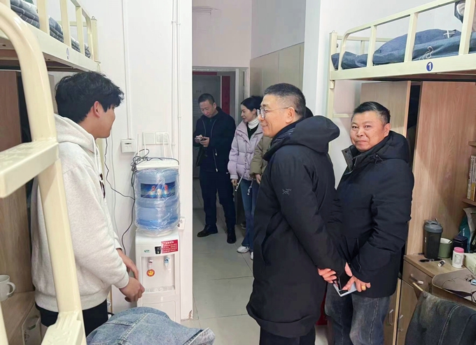 校领导丁涛带队走访商学院学生宿舍2.jpg