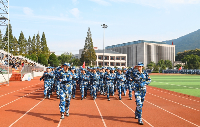 2021级新生开学典礼、军训成果汇报表演暨大学生成长导师聘任仪式今天举行18.jpg