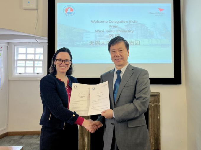 校领导与英国爱丁堡龙比亚大学签订战略合作协议.png