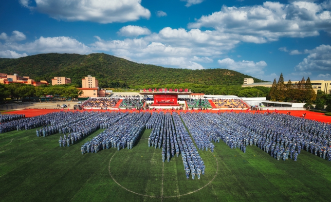 best365英国在线体育官网举行2025级新生开学典礼暨军训成果汇报表演大会1.jpg