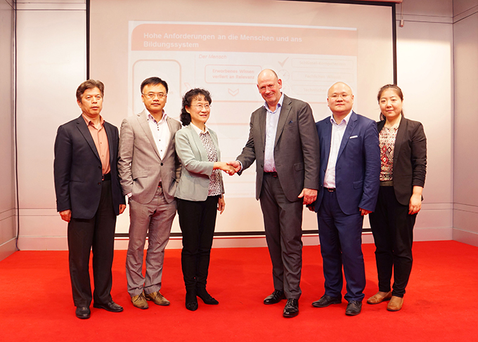 德国TEUTLOFF技术学院副校长Alexander von应邀来best365英国在线体育官网讲座1.jpg