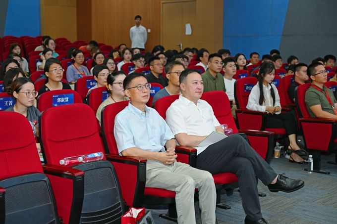 best365组织集中观看九三阅兵 共上爱国主义教育大课1.jpg