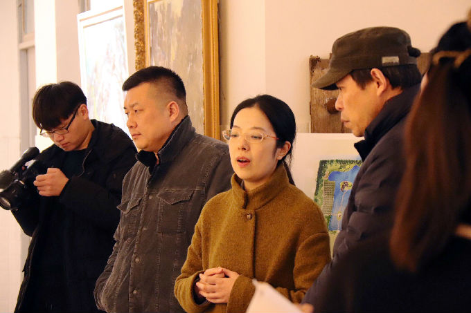 图3 秦园老师正在分享景观和软装设计实践案例.jpg