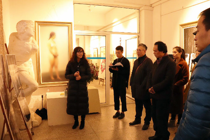 图1 王荻老师介绍作品理念.jpg