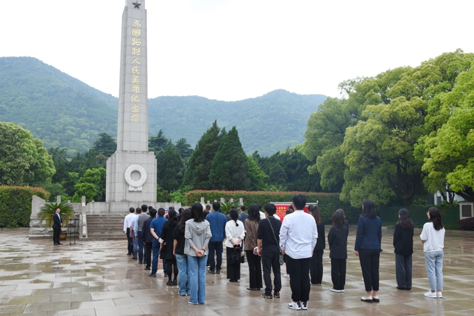 best365英国在线体育官网党委赴无锡市革命烈士陵园开展祭扫活动3.jpg