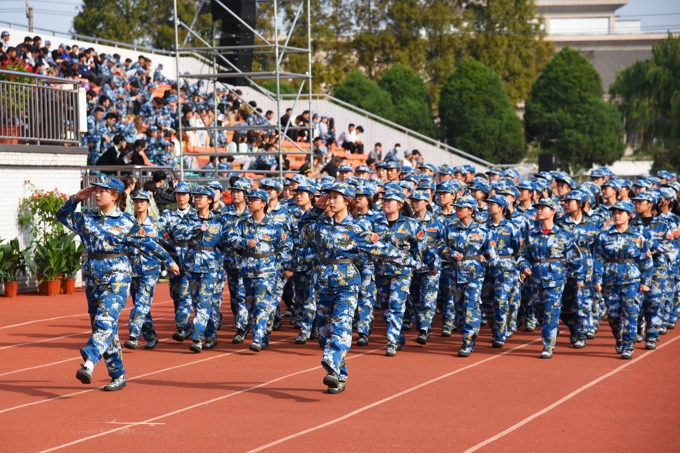 2021级新生开学典礼、军训成果汇报表演暨大学生成长导师聘任仪式今天举行14.jpg