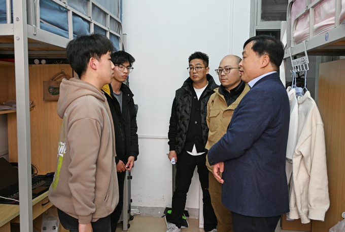 校领导毛兆宏带队走访智能建造学院学生宿舍2.jpg