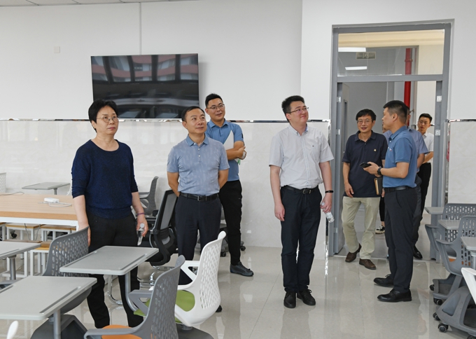 江苏省教育厅二级巡视员周亚君一行来校调研指导工作10.jpg