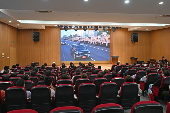 best365组织集中观看九三阅兵 共上爱国主义教育大课7.jpg