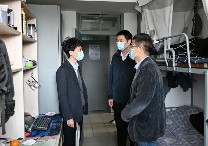 校领导吴健荣带队走访会计学院学生宿舍2.jpg