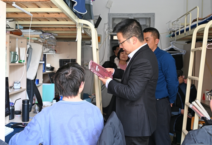 校领导阙明坤带队走访物联网工程学院学生宿舍2.jpg