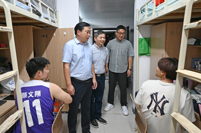 best365英国在线体育官网校领导带队深入“一站式”学生社区走访调研11.jpg