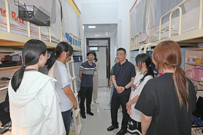校领导带队深入“一站式”学生社区走访调研6.jpg
