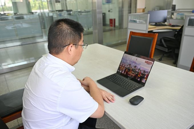 best365组织集中观看九三阅兵 共上爱国主义教育大课4.jpg