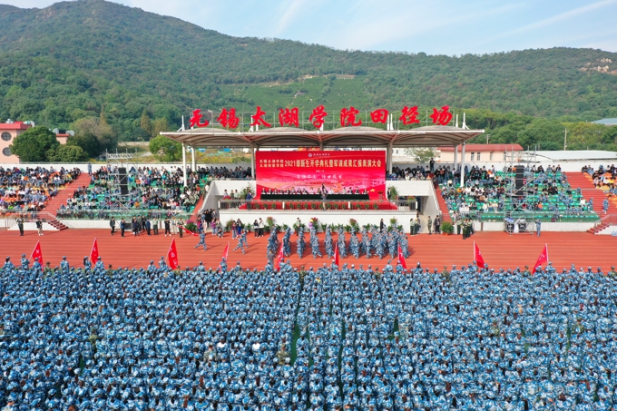 2021级新生开学典礼、军训成果汇报表演暨大学生成长导师聘任仪式今天举行22.jpg