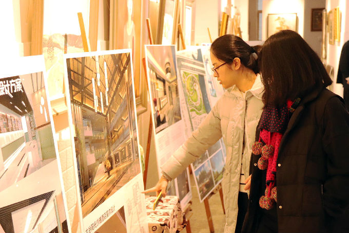 图4 六号楼七楼画廊展出现场学生观展.jpg