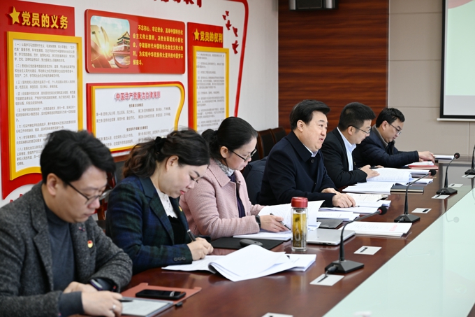 best365召开2024年3月党委理论学习中心组(扩大)学习会4.jpg