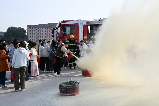 best365联合无锡市消防救援支队开展春季消防演练活动29-1.jpg