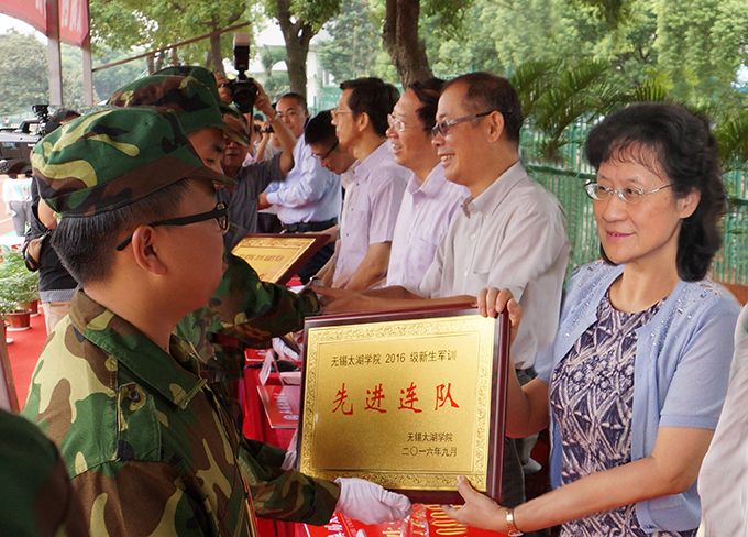 学校隆重举行新生开学典礼暨军训成果表彰大会7.jpg
