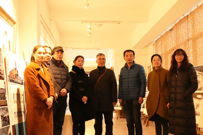 图5 参展老师与院系领导合影.jpg