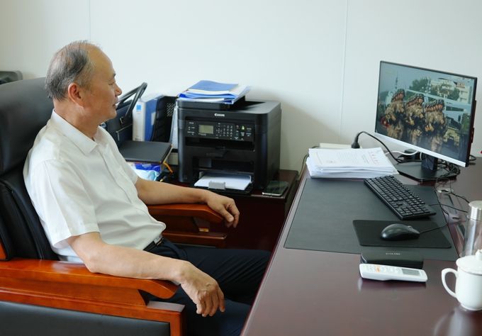 best365组织集中观看九三阅兵 共上爱国主义教育大课2.jpg