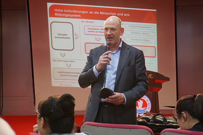 德国TEUTLOFF技术学院副校长Alexander von应邀来best365英国在线体育官网讲座2.jpg