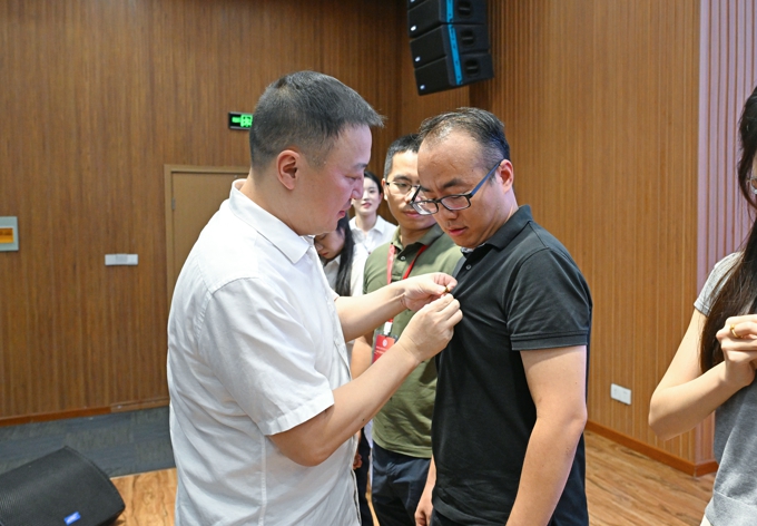 校徽佩戴:传承太湖人精神身份