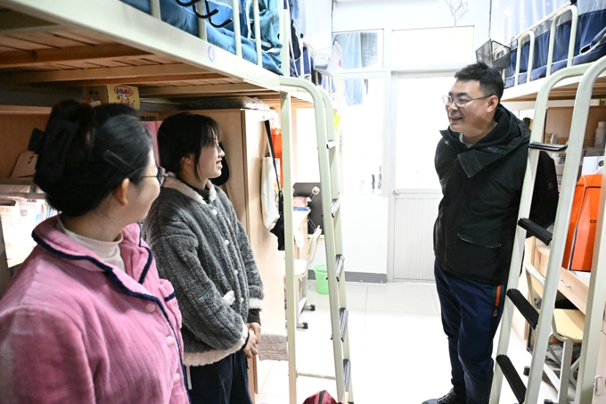 校领导陈鹏飞带队走访健康与护理学院学生宿舍2.jpg