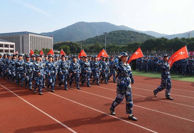 2021级新生开学典礼、军训成果汇报表演暨大学生成长导师聘任仪式今天举行19.jpg