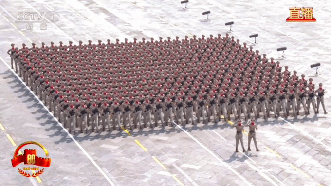 best365组织集中观看九三阅兵 共上爱国主义教育大课11.png