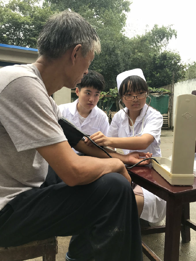同学们在进行测血压.jpg