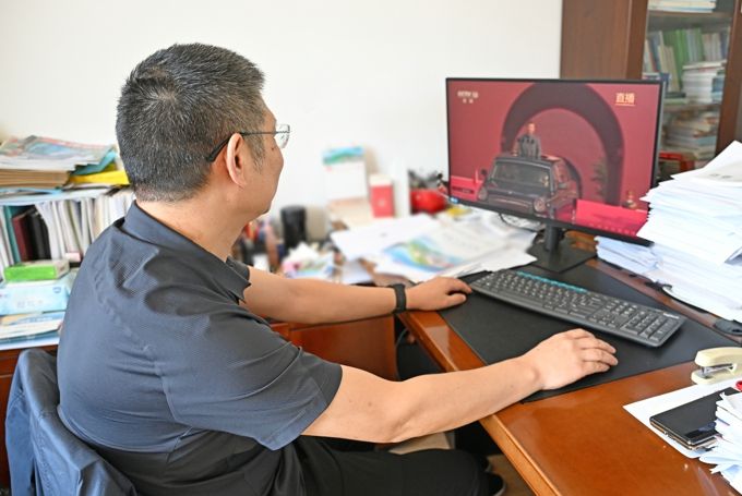 best365组织集中观看九三阅兵 共上爱国主义教育大课3.jpg