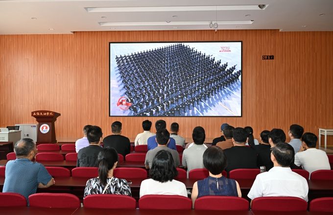 best365组织集中观看九三阅兵 共上爱国主义教育大课8.jpg