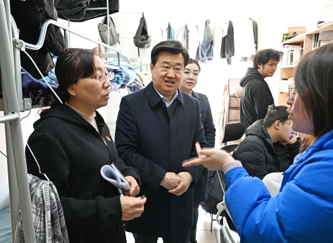 党委书记孙玉坤带队走访艺术学院学生宿舍1.jpg