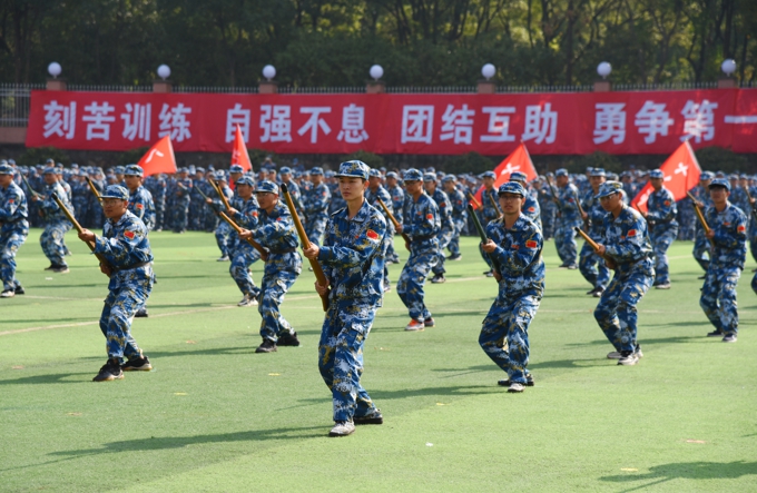 2021级新生开学典礼、军训成果汇报表演暨大学生成长导师聘任仪式今天举行25.jpg