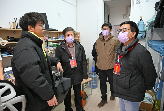 校领导郭王带队走访智能装备工程学院学生宿舍2.jpg