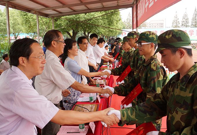 学校隆重举行新生开学典礼暨军训成果表彰大会6.jpg