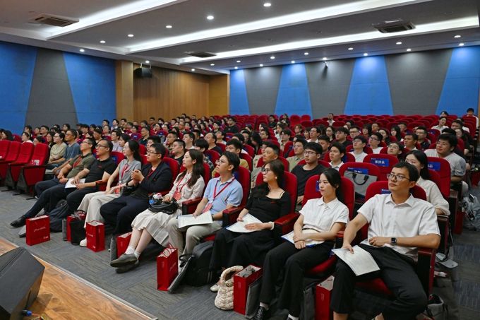 best365组织集中观看九三阅兵 共上爱国主义教育大课6.jpg