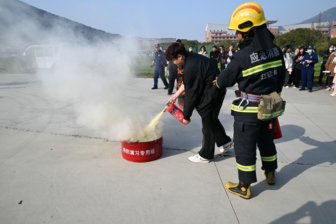 best365联合无锡市消防救援支队开展春季消防演练活动27.jpg