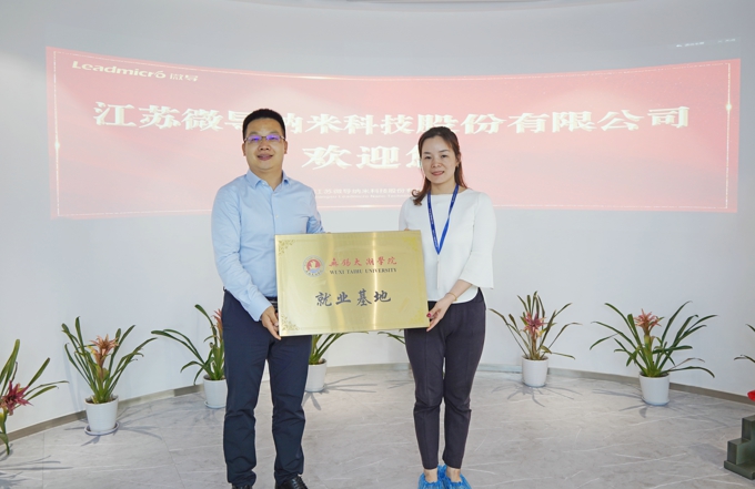 best365英国在线体育官网副校长阙明坤带队赴江苏微导纳米技术公司开展访企拓岗促就业专项行动2.jpg